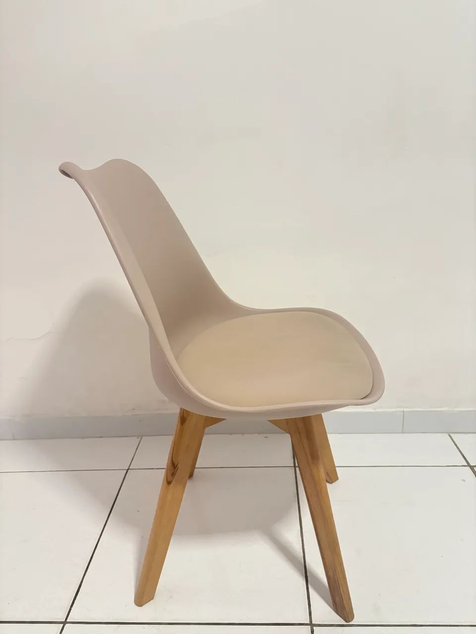Vendo um conjunto com quadro cadeiras super conservadas e de ótimo material  - Foto 3