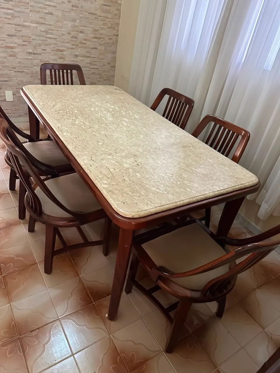 Mesa com 6 cadeiras linda de mármore  - Foto 2