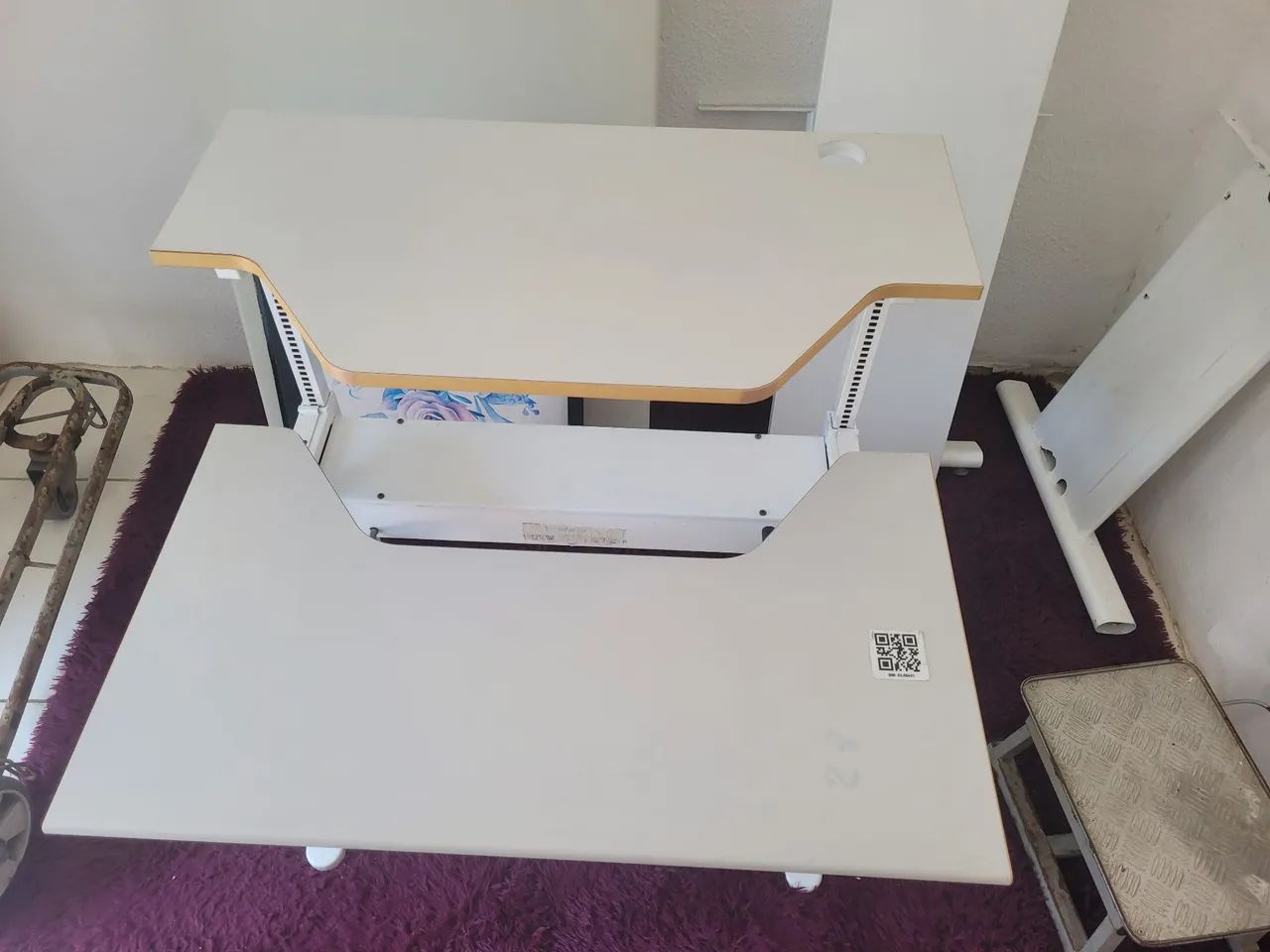 Mesa para computador com regulagem de altura 