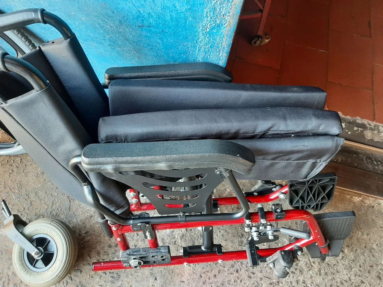 Cadeira de rodas manual Freedom Plus semi nova mesmo. - Foto 4
