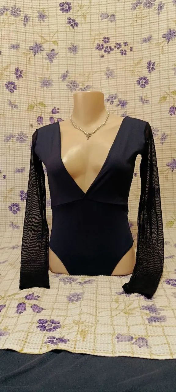 body feminino preto decote v