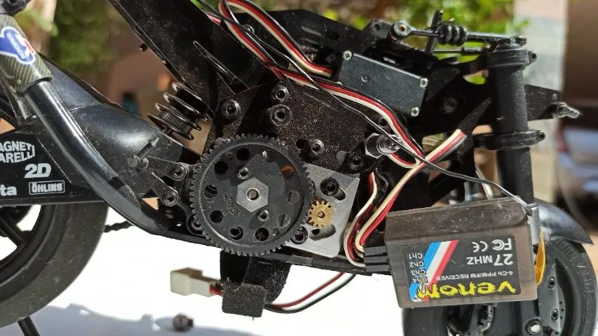 Moto  escala 1/8 da Venom GPV-1 Pro com controle e manuais. - Foto 3