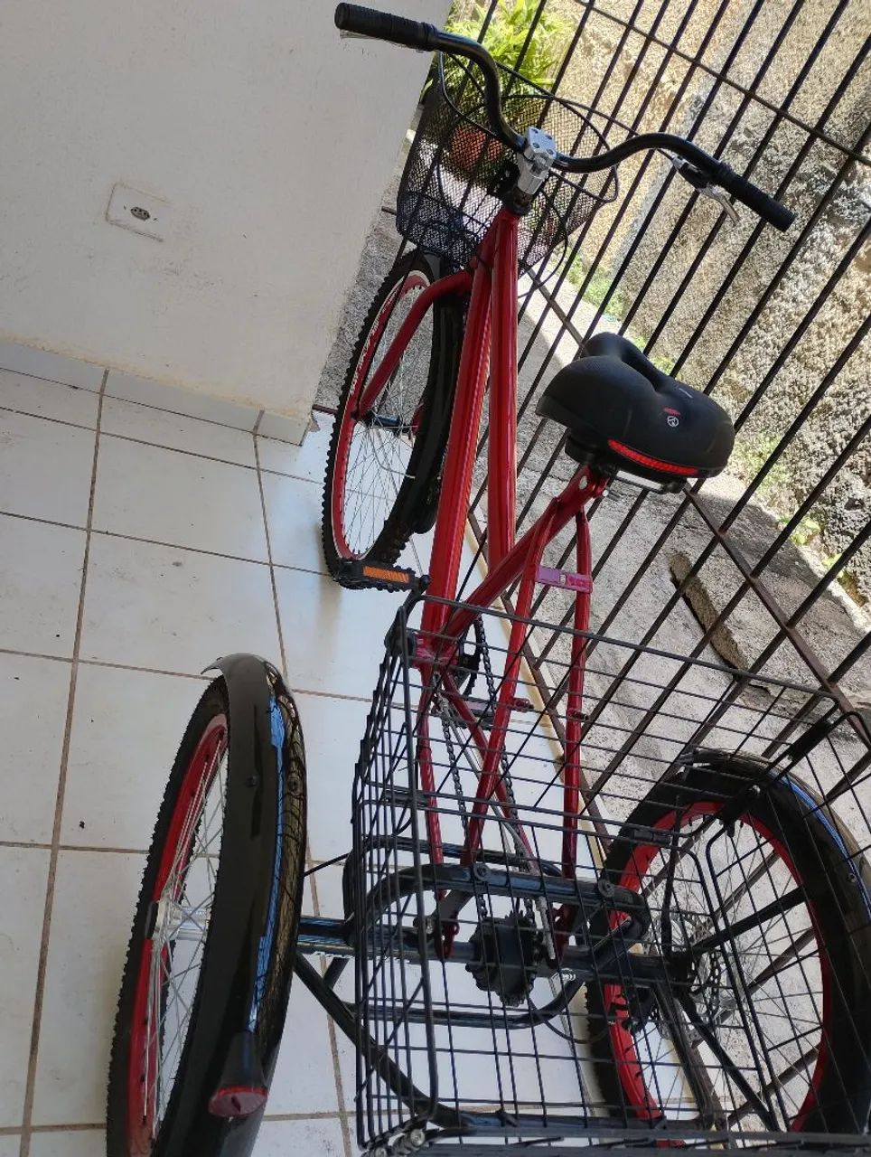 Triciclo na côr preto e vermelho 