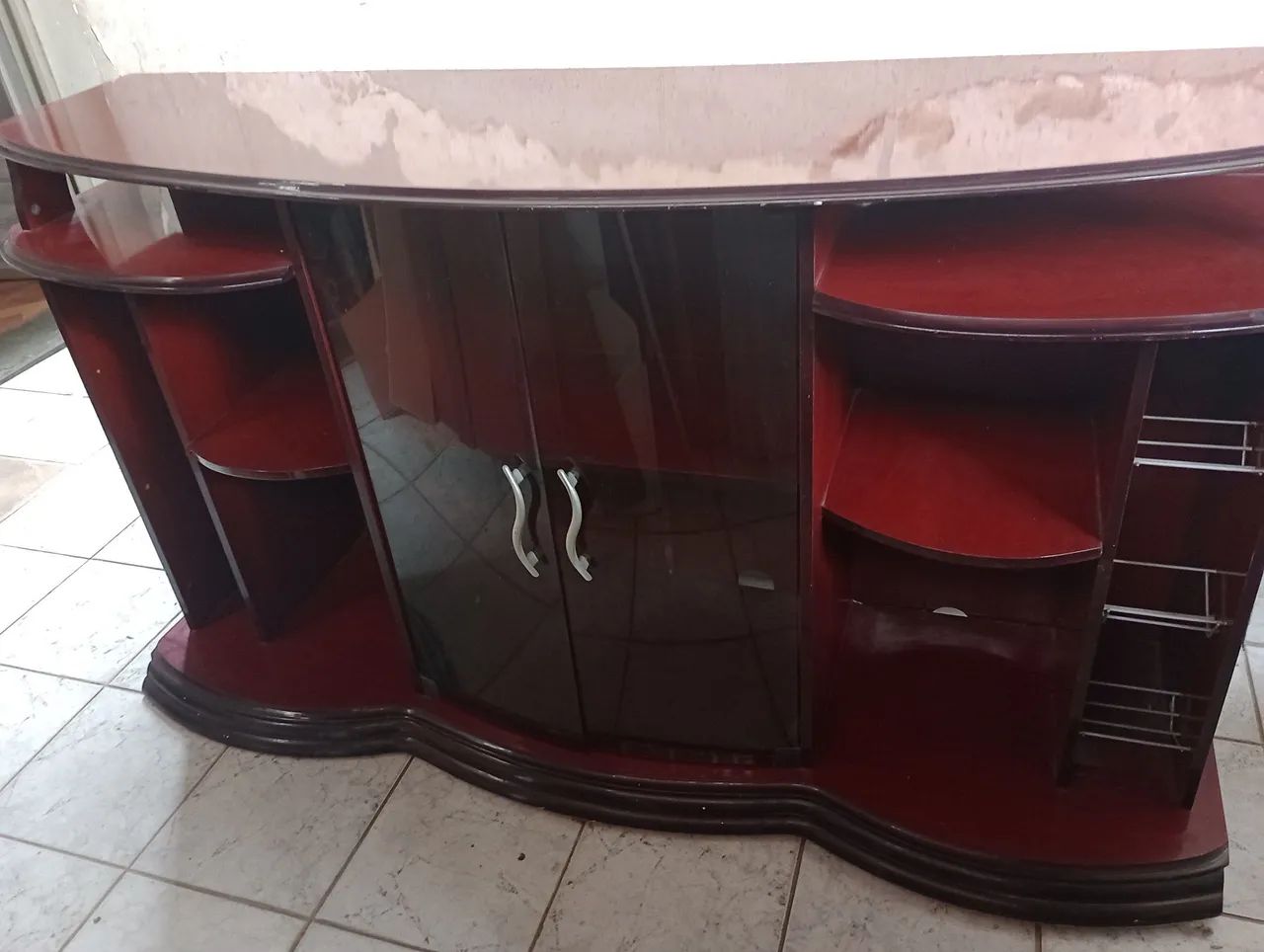 Rock de sala com portas de vidro 
