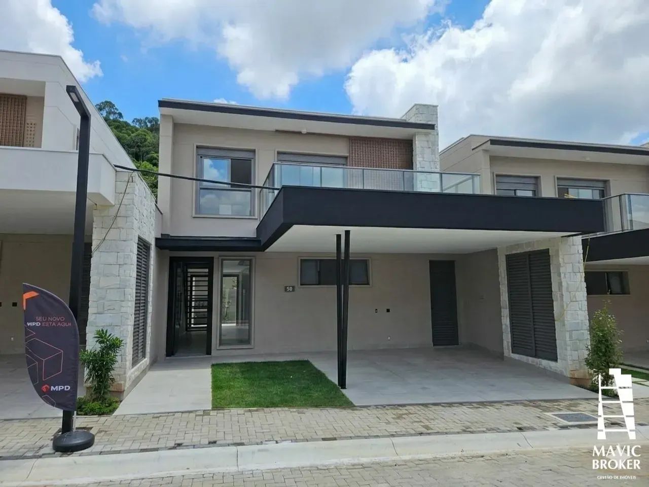 Casa Moderna no Condomínio Singular  3 Suítes com Piscina