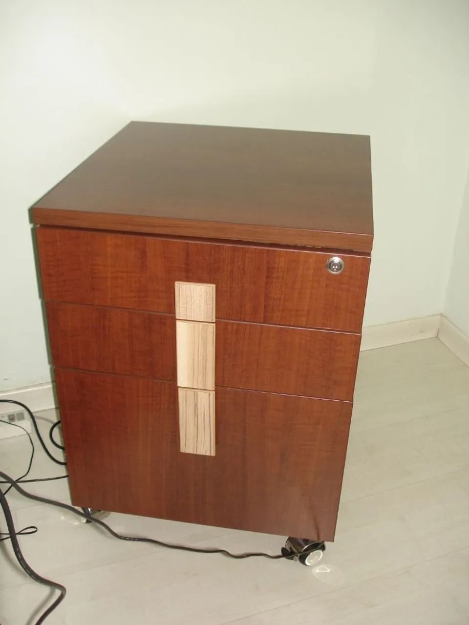 Mesa e gaveteiro de presença 