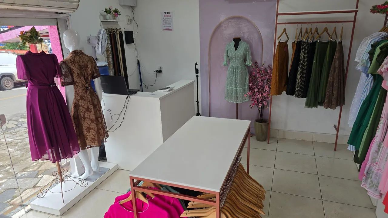 Vendo acessórios  de loja de roupas completos - Foto 5