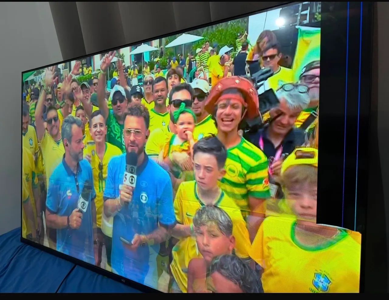 Vendo tv 65 pg quebrada para usar peças 