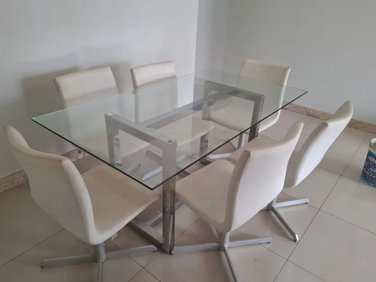 LINDA MESA COM 6 CADEIRAS BRANCAS