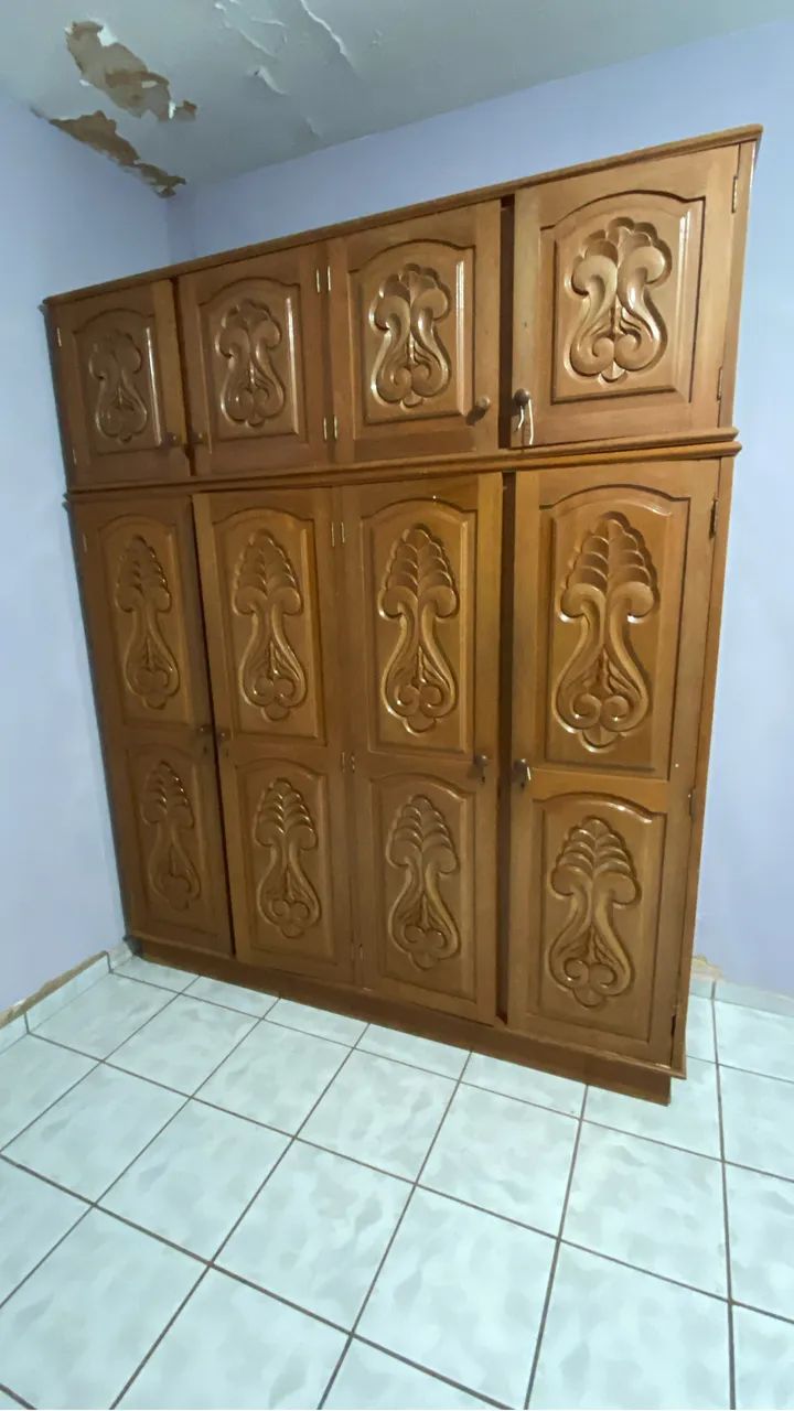 Guarda roupas em madeira maciça 