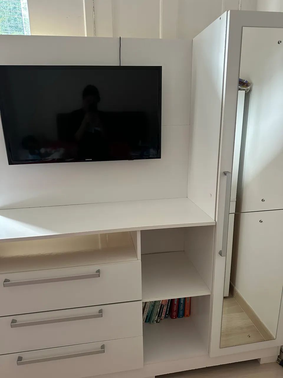 Cômoda/Estante para TV com 3 Gavetas e Espelho - Branca - Foto 2