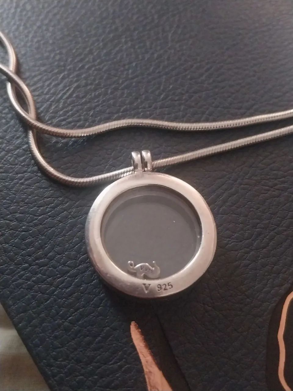 Colar relicário 
