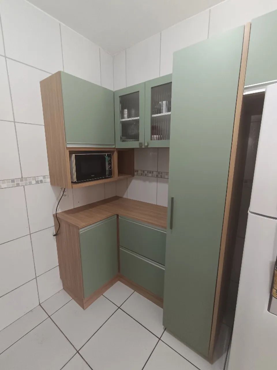 Cozinha Completa Modulada - Verde Sálvia e Amadeirado - Excelente Estado