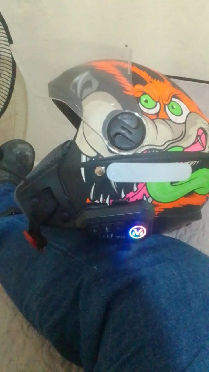 Capacete com intercomunicador 