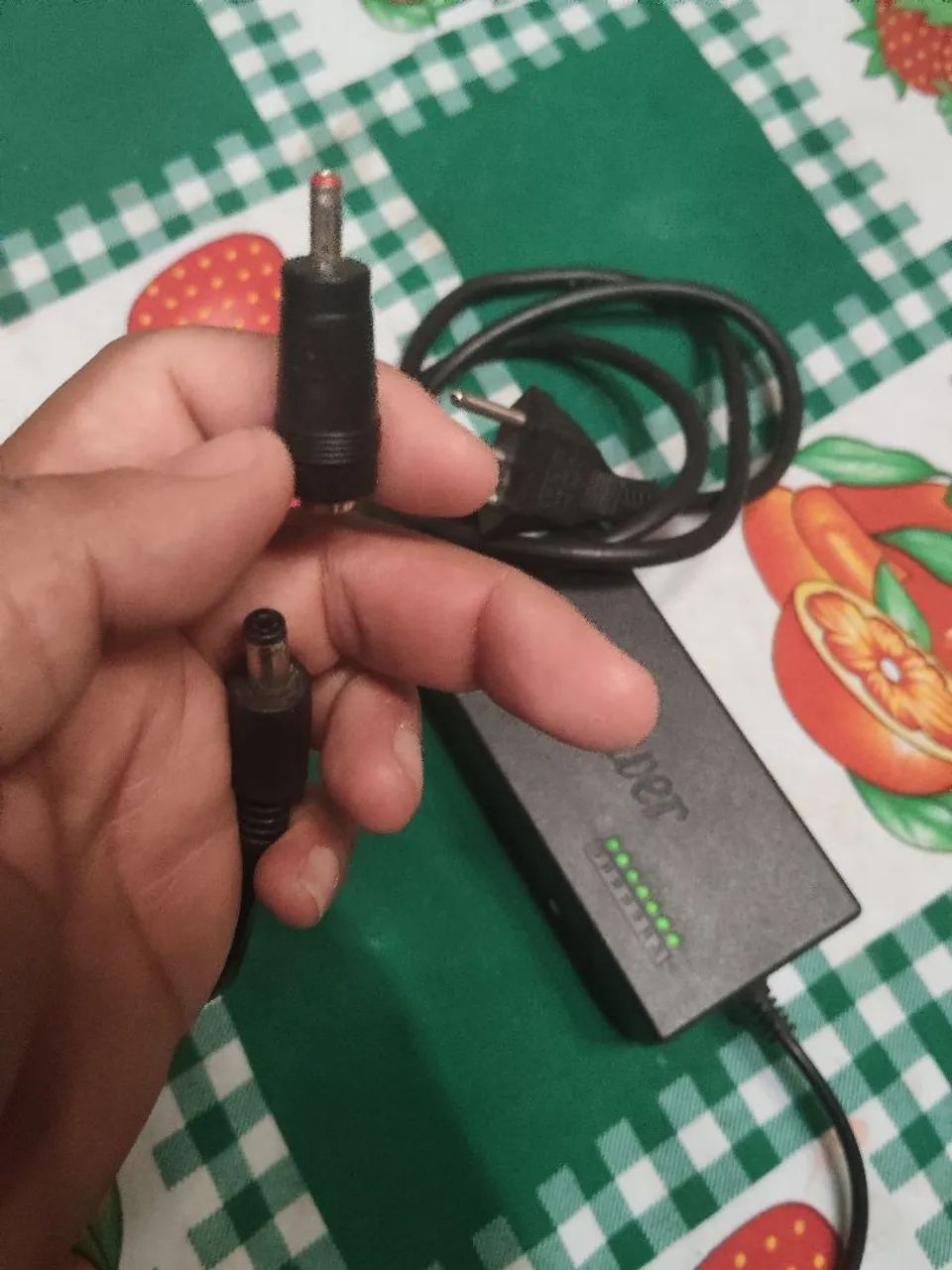 Carregador universal com adaptador para todos notebook  - Foto 3