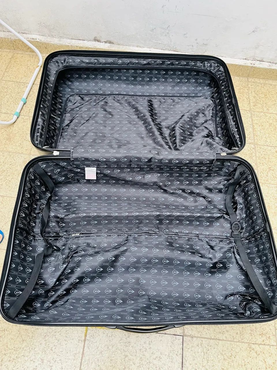 Mala metalizada com rodinhas revestimento interno.  - Foto 2