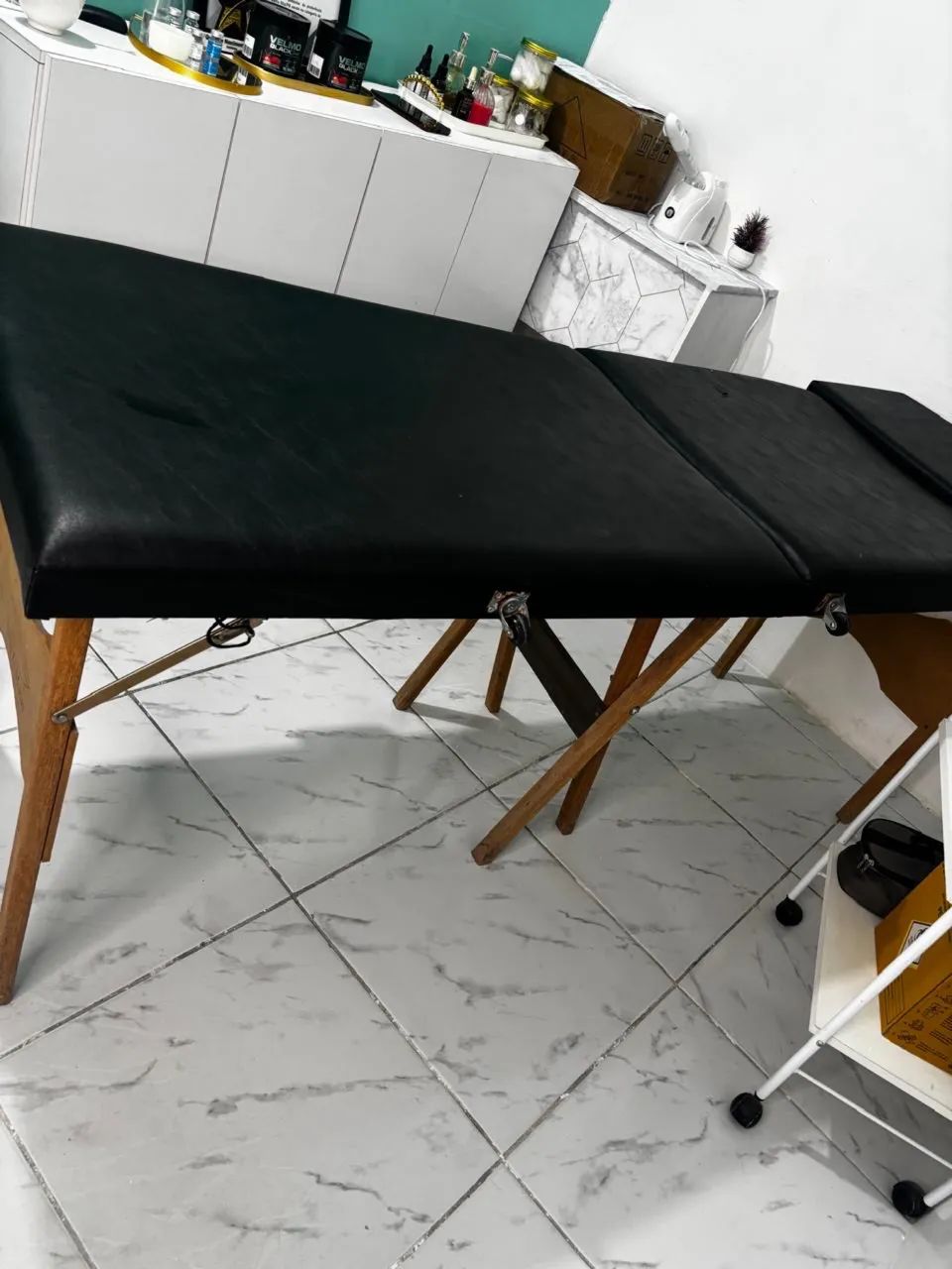 maca dobrável preta, com levantamento no pescoço. - Foto 2