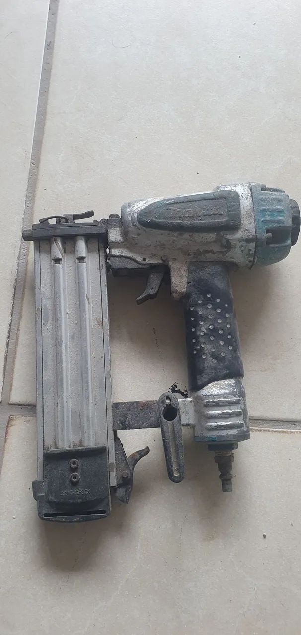 Picadeiro pneumática da makita , usada.