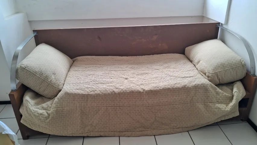 SOFA CAMA EM MADEIRA MAÇIÇA  - Foto 3
