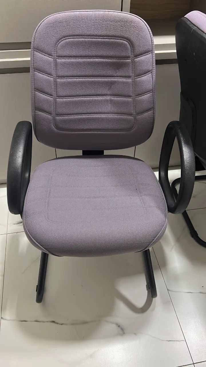 Mesa de reunião e cadeiras de escritório 