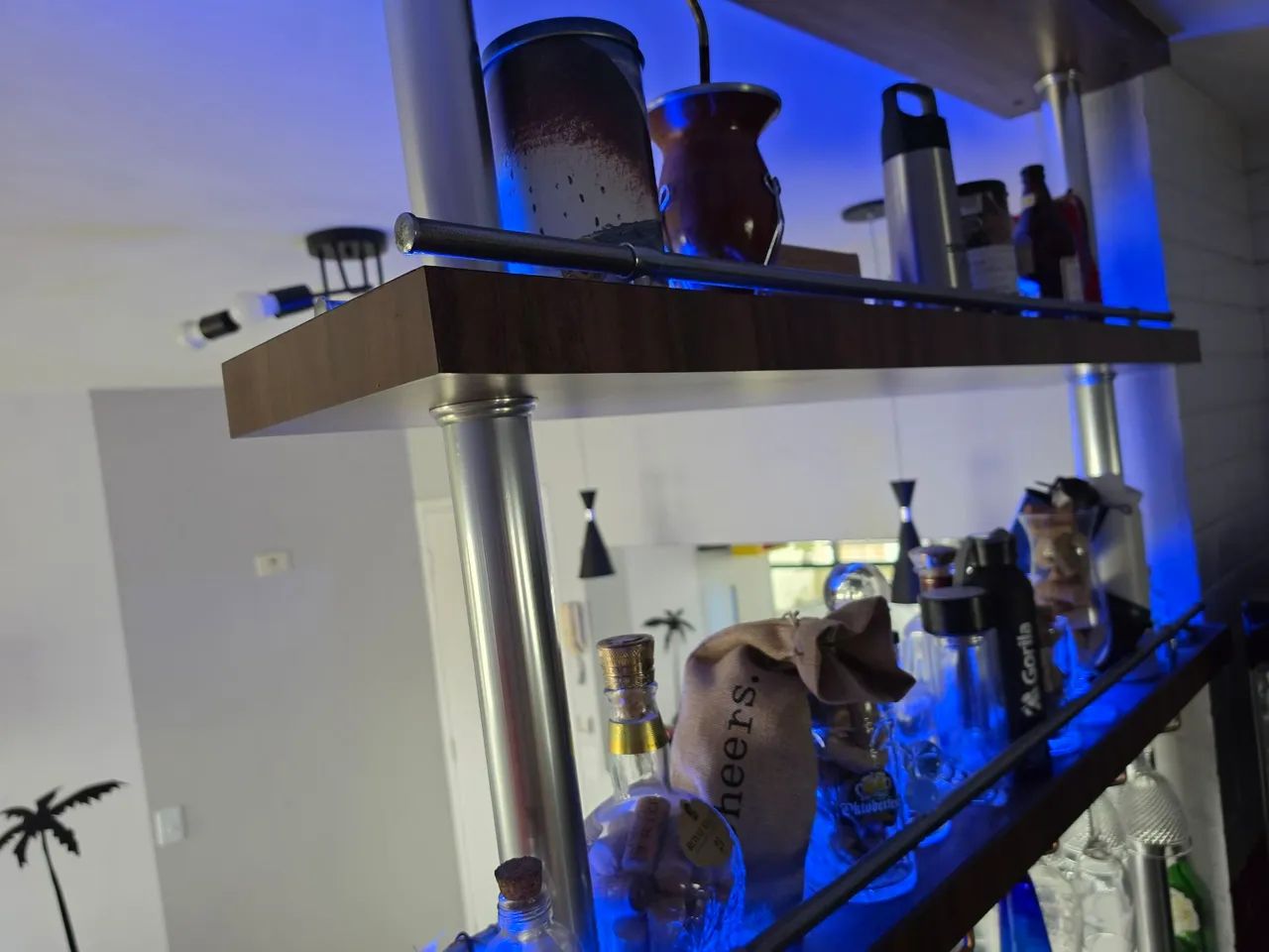 Bar com 2 prateleiras, 2 torres e iluminação alemã