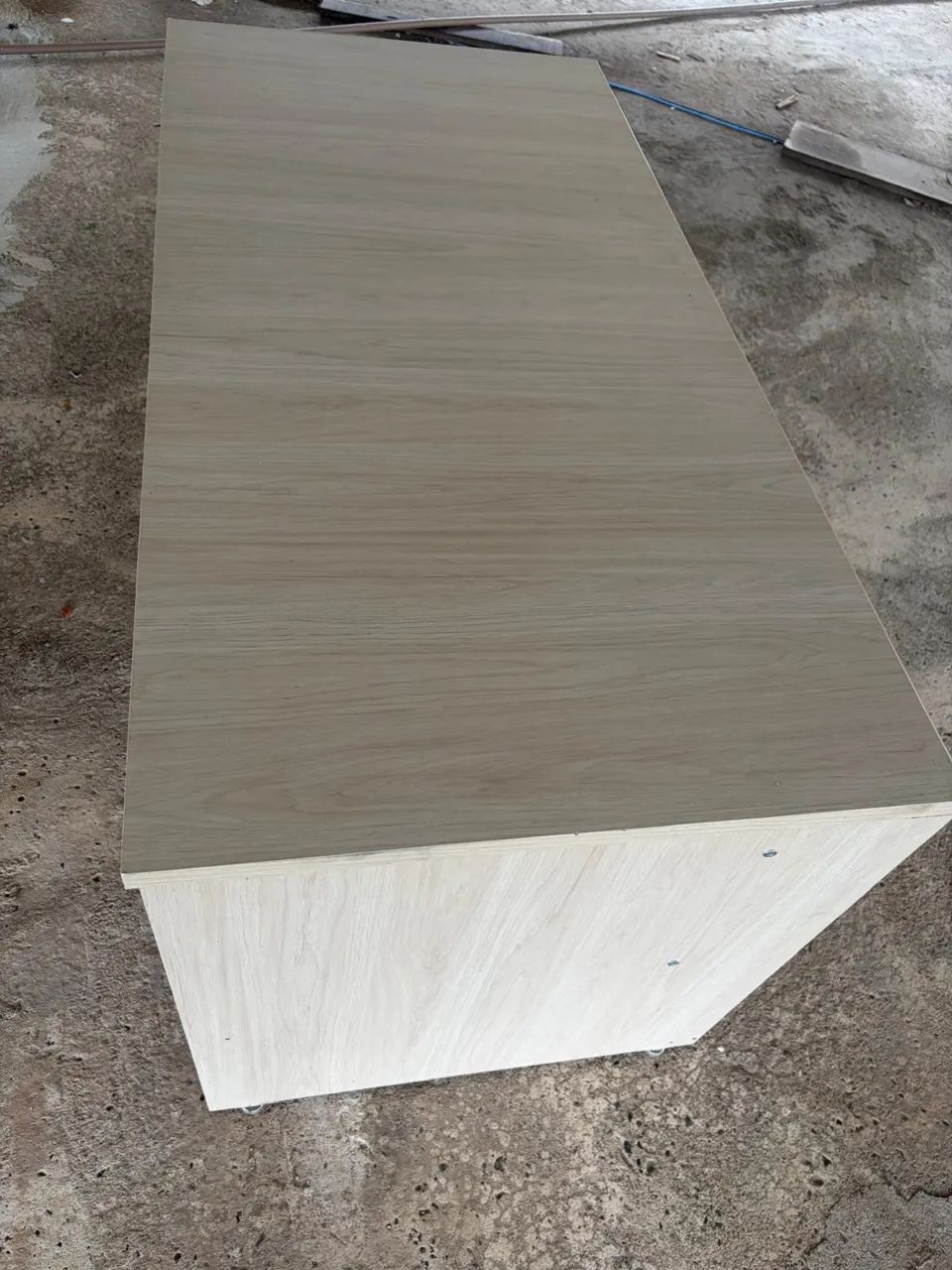 Mesa em bom estado.