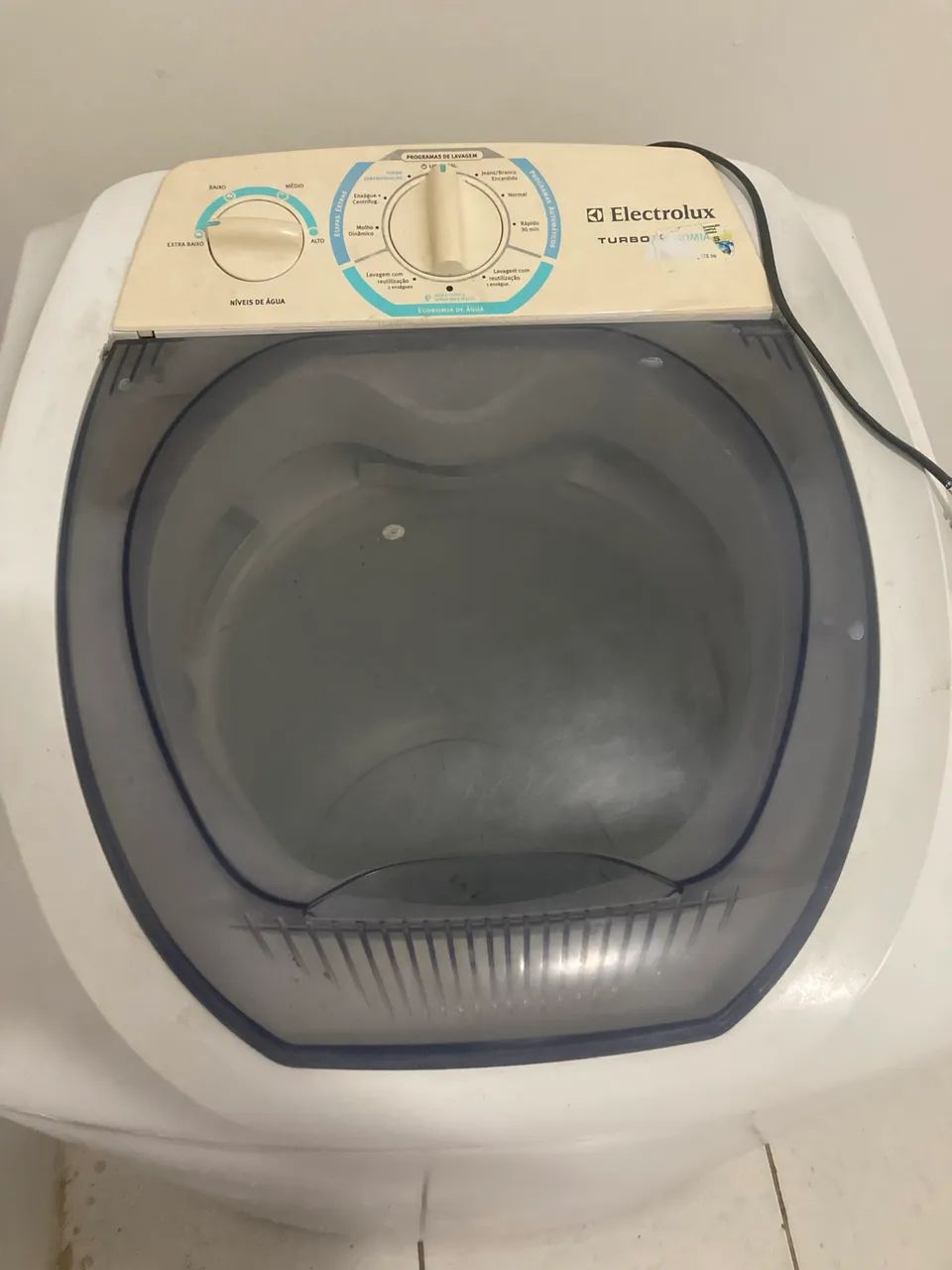 Vendo uma Maq de lavar roupa, só não está centrifugando, 300,00 - Foto 2