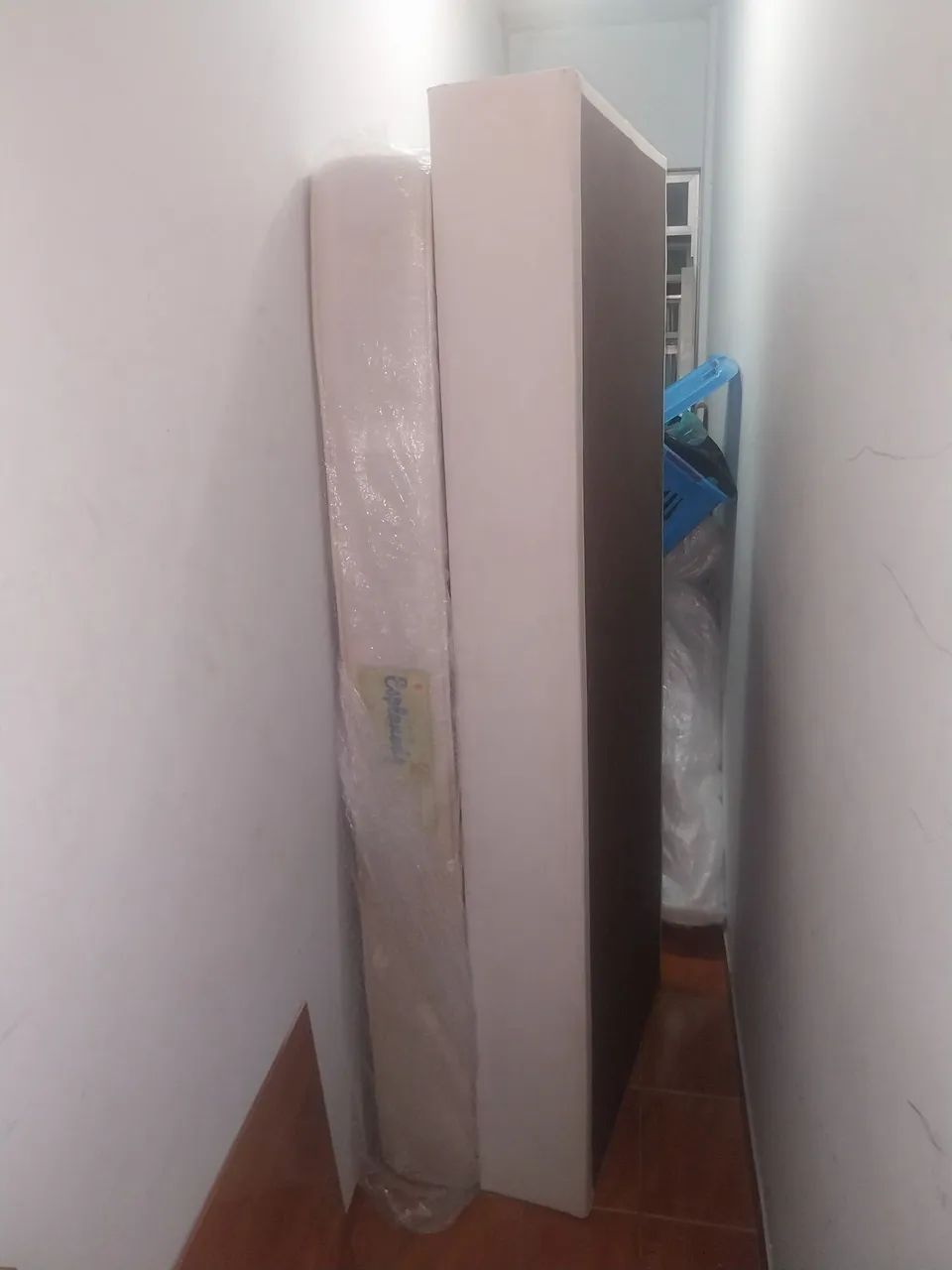 Uma cama um colchão de solteiro