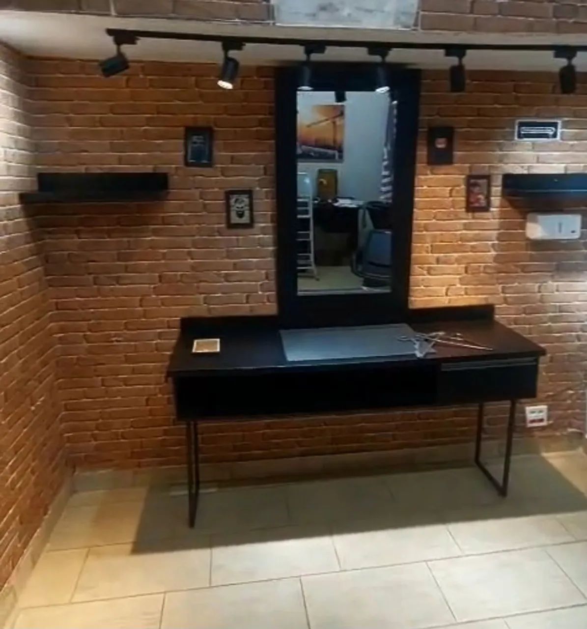 BANCADA COM ESPELHO E LUMINARIA PARA SALÃO OU BARBEARIA