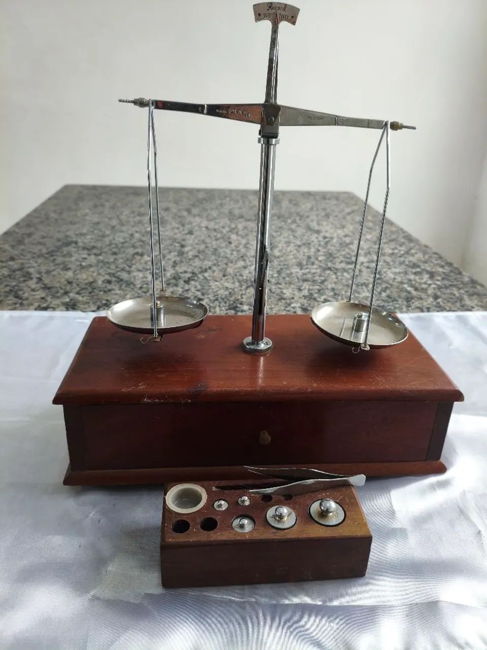 Antiga balança de precisão. - Foto 3