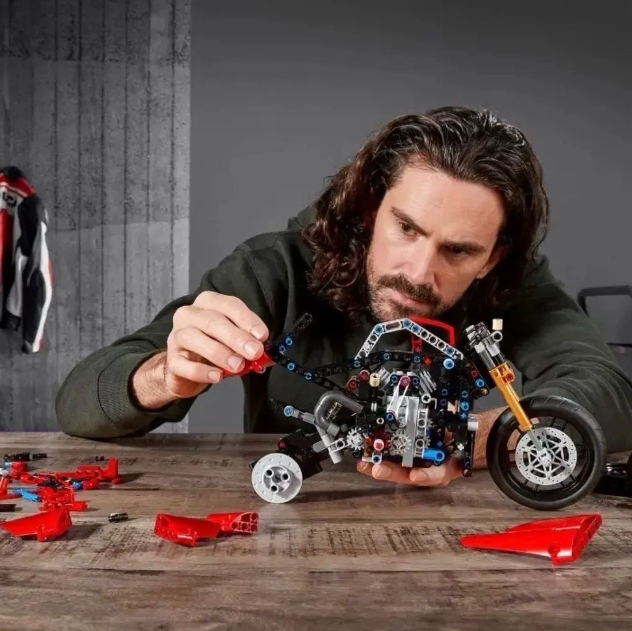 Lego Technic Ducati Panigale V4 R 646 Peças - Foto 3