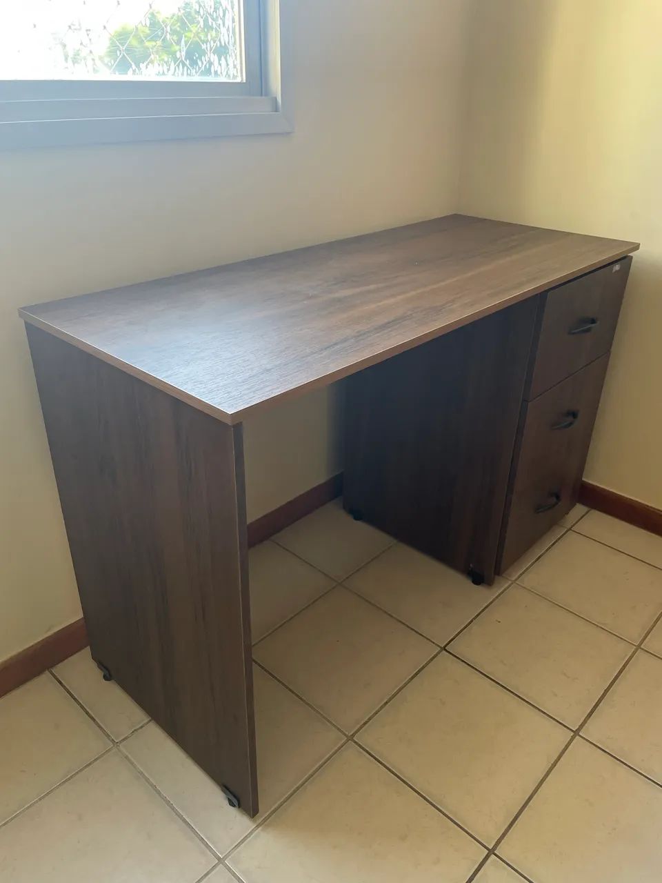 Mesa escrivaninha com gavetas  - Foto 3