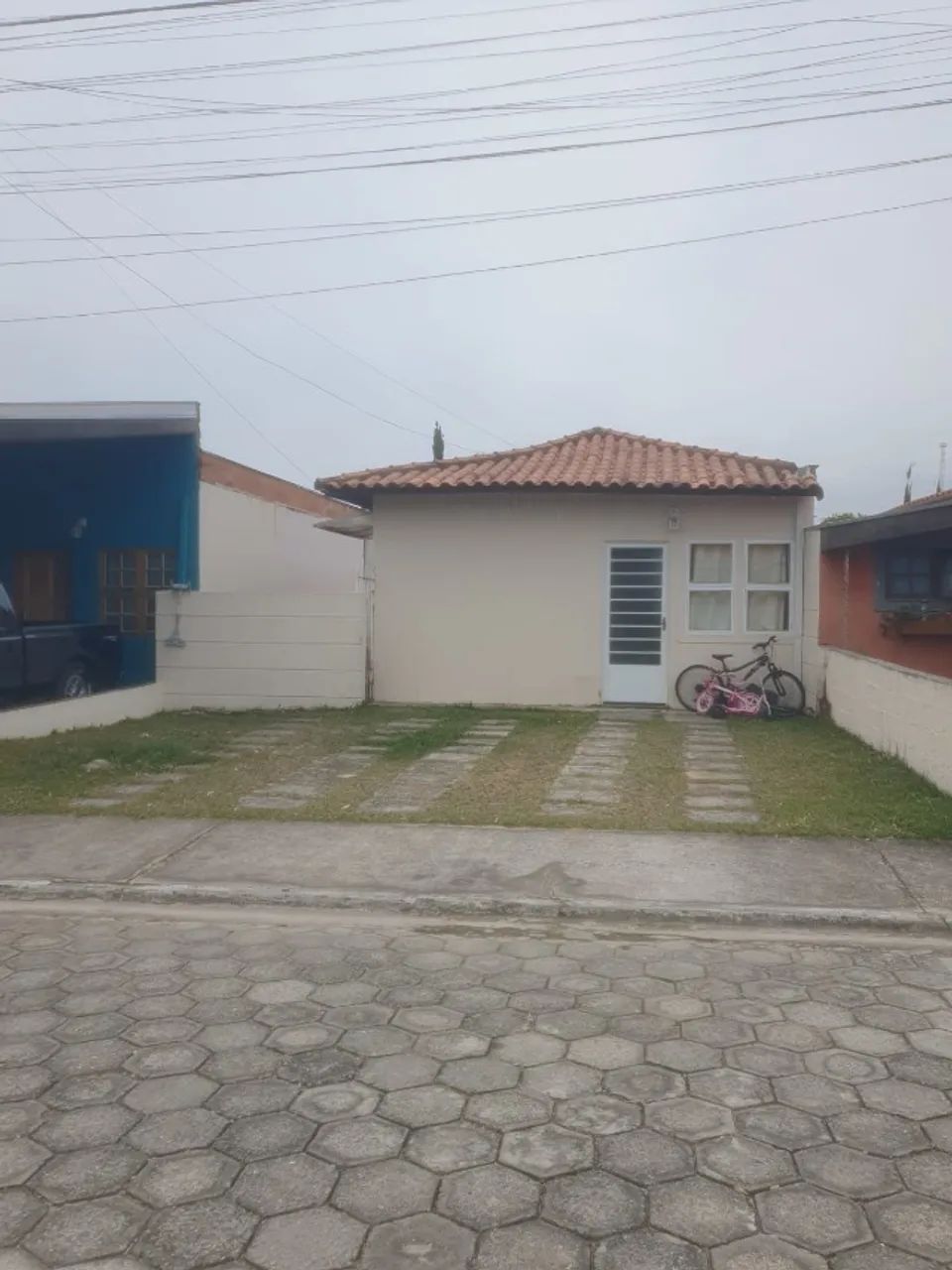Alugo Casa Mobiliada Temporada de 1 a 12 meses   em Condomínio Fechado (JACAREÍ)