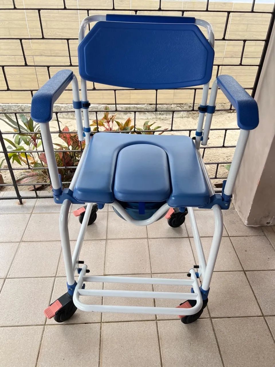 Vendo cadeira de roda de banho em aço e assento acolchoado!  Valor: R$ 599,00 - Foto 2