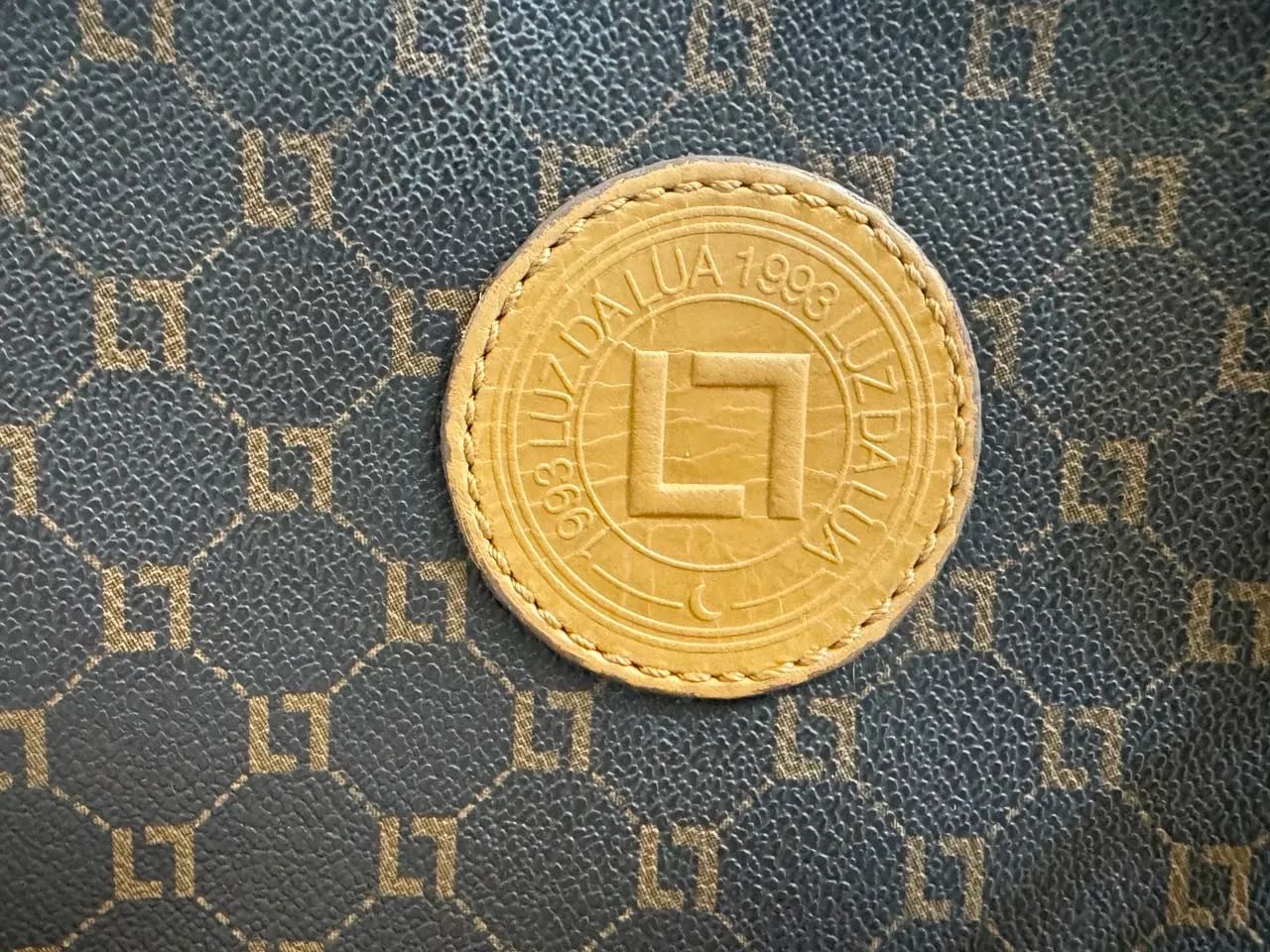 Bolsa marca luz da lua.