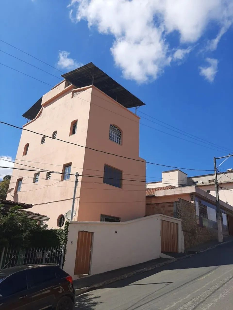 Prédio com 3 andares, cobertura e quintal - Centro de Bom Jesus do Amparo/MG