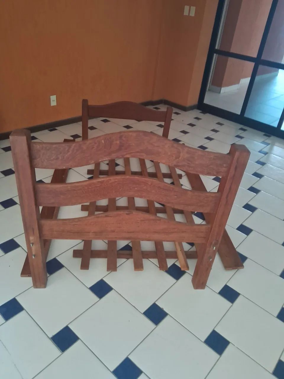Cama de solteiro de madeira 
