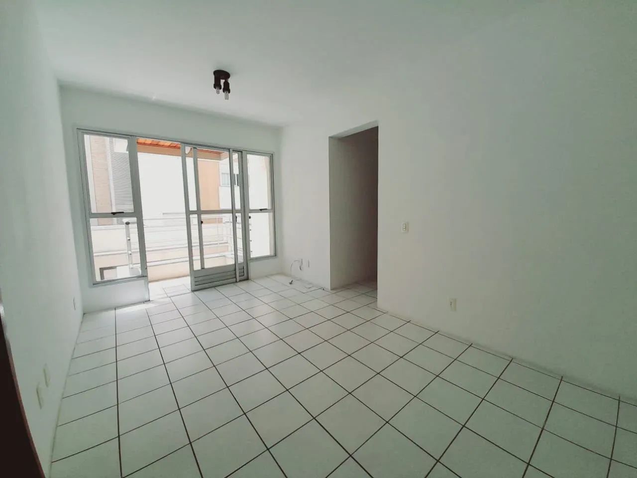 Apartamento com 2 suítes no Centro de Florianópolis.