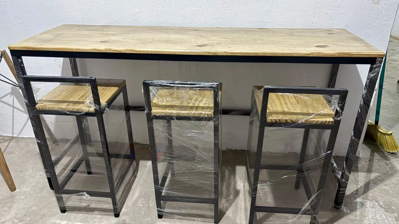 Fabricação de móveis industriais por encomenda. 