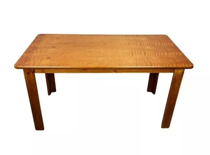 Vendo uma mesa de madeira rústica 