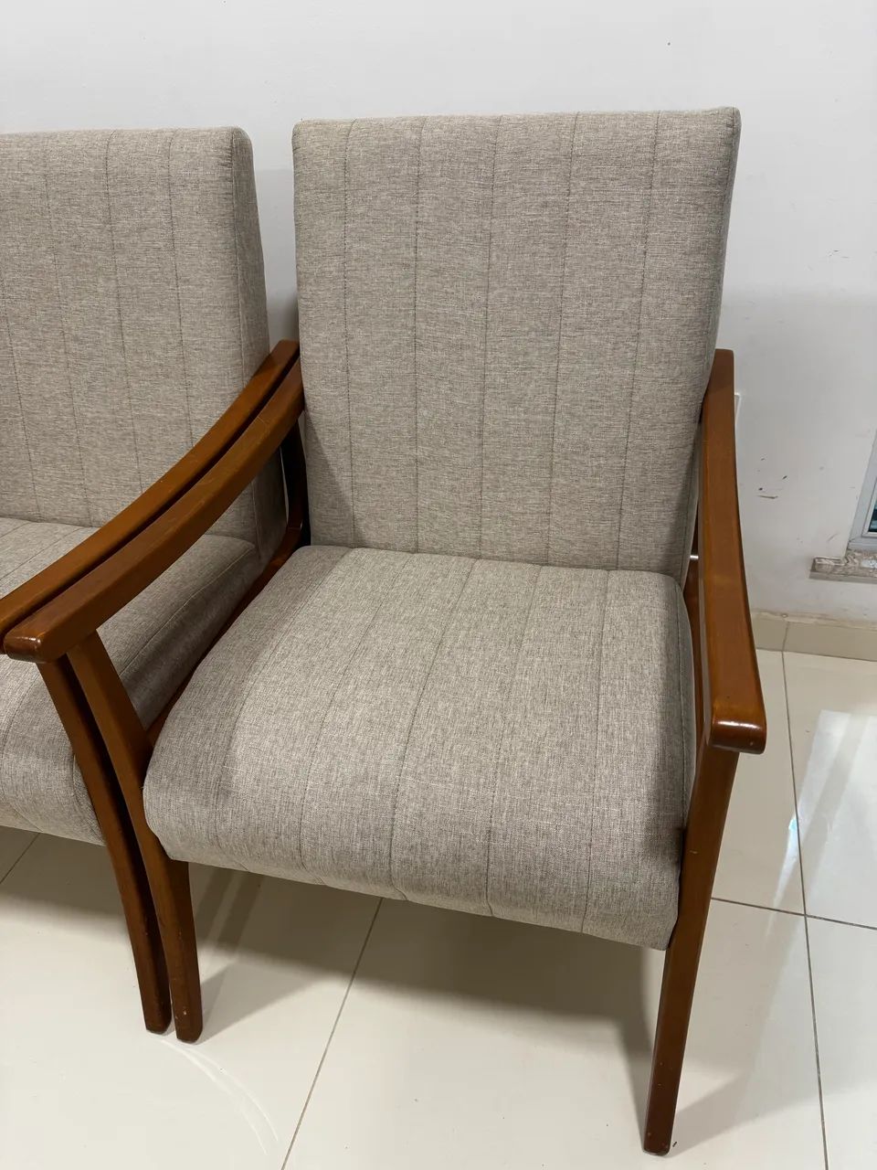 Poltronas em madeira maciça e linho