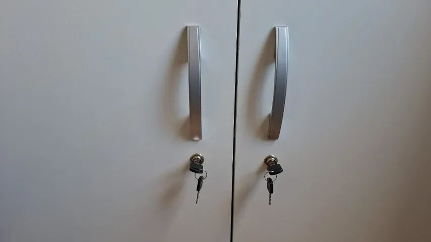 Armário multiuso com prateleiras - Foto 3