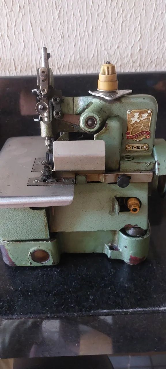 Máquina orveloque chinesinha t-103