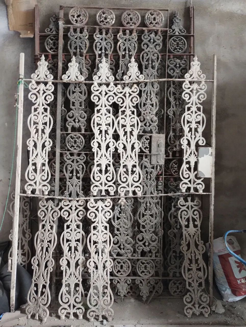 Cast iron gate