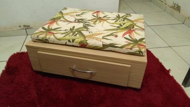 Puff ou centro de mesa com gaveta e rodinhas