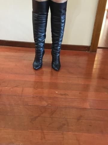 Bota em couro cano longo