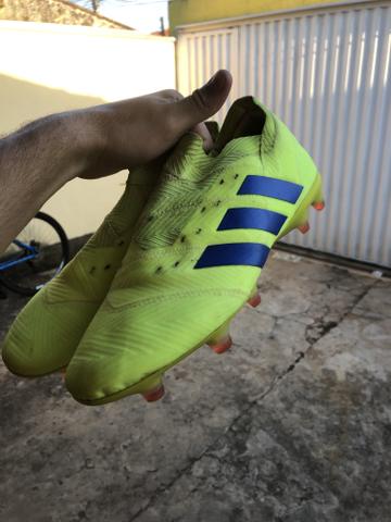 Chuteira adidas nemezis