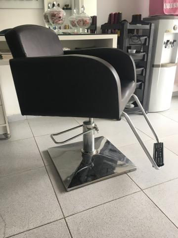 Vendo duas cadeiras para salão novas - Foto 5