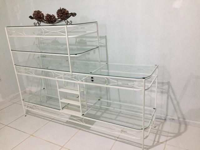 Estante linda em aço e vidro