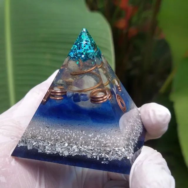 Pirâmide Orgonite  com Cristais de Ametista, Quartzo Branco e Sodalita. Tam (M) - Foto 2